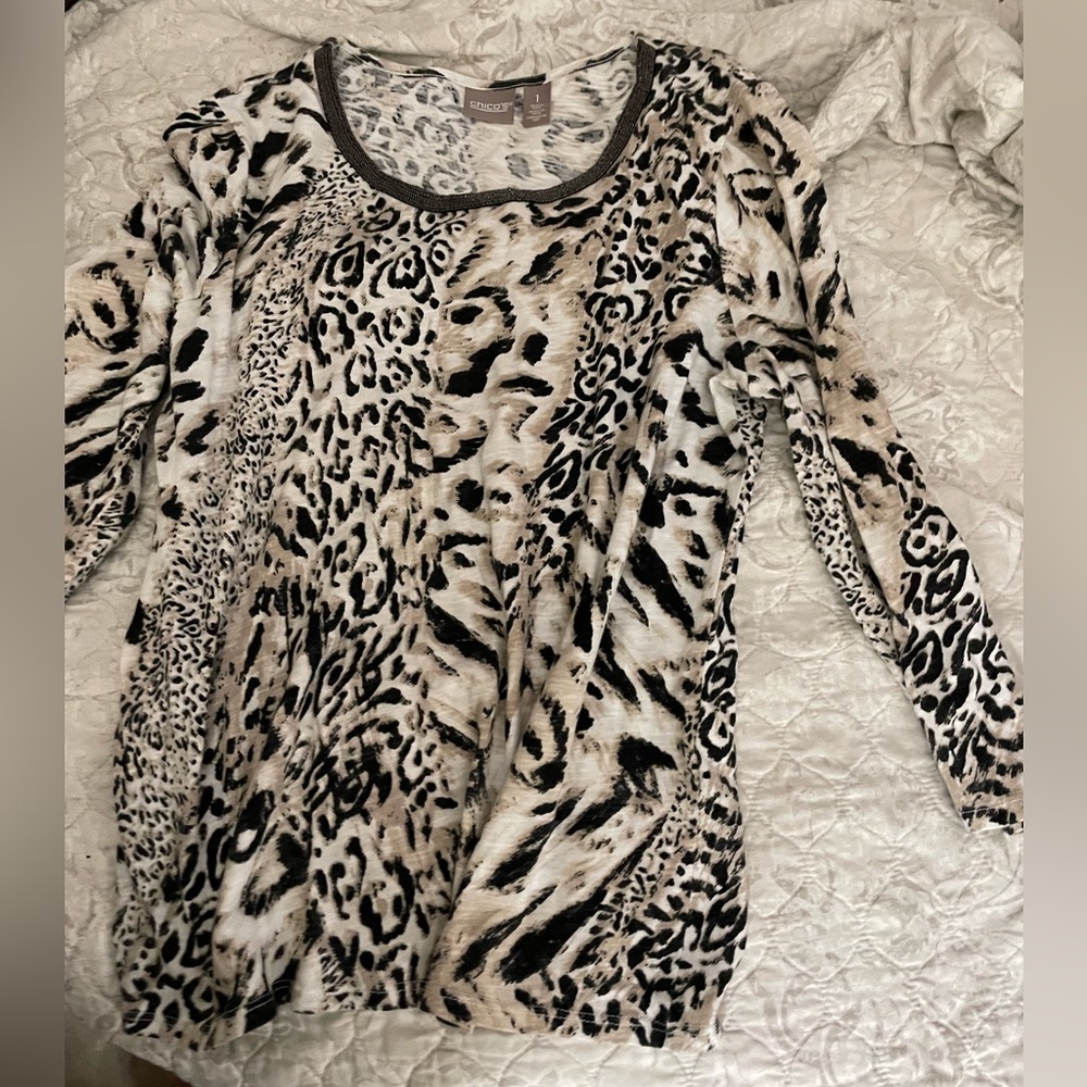 Chicos brand animal print blouse met gold accents Chico’s sz 1 (m)